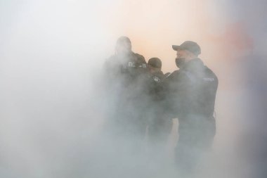 KYIV, UKRAINE - Haziran 05 2020: Ukrayna başkentinde polis şiddetine karşı düzenlenen protesto sırasında polis duman ve sis içinde