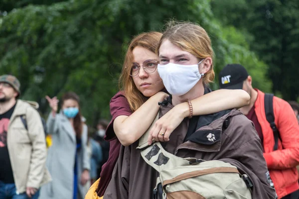 KYIV, UKRAINE - Haziran 05 2020: COVID-19 'daki insanlar polis şiddeti ve İçişleri Bakanı Arsen Avakov' u protesto eden maskeler