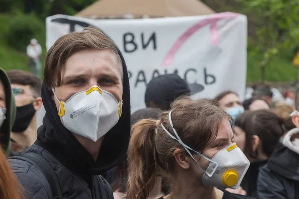KYIV, UKRAINE - Haziran 05 2020: COVID-19 'daki insanlar polis şiddeti ve İçişleri Bakanı Arsen Avakov' u protesto eden maskeler