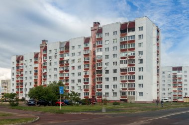 1986 felaketinden sonra Çernobil Nükleer Santrali 'nin boşaltılmış personeli için özellikle inşa edilmiş Slavutych şehrindeki bir Sovyet mimari tarzına dayanan bir apartman.