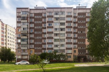 1986 felaketinden sonra Çernobil Nükleer Santrali 'nin boşaltılmış personeli için özellikle inşa edilmiş Slavutych şehrindeki bir Sovyet mimari tarzına dayanan bir apartman.
