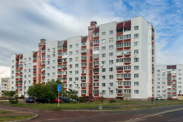 1986 felaketinden sonra Çernobil Nükleer Santrali 'nin boşaltılmış personeli için özellikle inşa edilmiş Slavutych şehrindeki bir Sovyet mimari tarzına dayanan bir apartman.