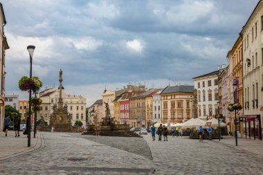 Çek Cumhuriyeti 'nin doğusundaki Moravya ilinin Olomouc kentindeki turist merkezindeki 18. yüzyıl Kutsal Üçlü Sütun..