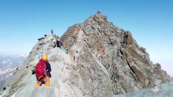 爬山者爬上岩石爬上了奥地利和东部阿尔卑斯山的最高峰 格罗斯格洛克山 — 图库视频影像
