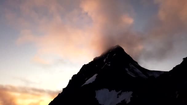 从奥地利最高的山顶小屋Erzherzog Johann Huette看Grossglockner岩石山顶的落日景观 — 图库视频影像