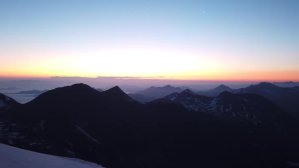奥地利阿尔卑斯山的日出 从Erzherzog Johann Huette看奥地利最高峰附近的高山小屋 — 图库视频影像