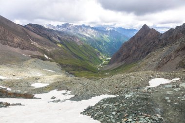 Kayalar, kar ve Austiran Alpleri 'nde yeşil bir vadi. Grossglockner kaya zirvesinden görüntü