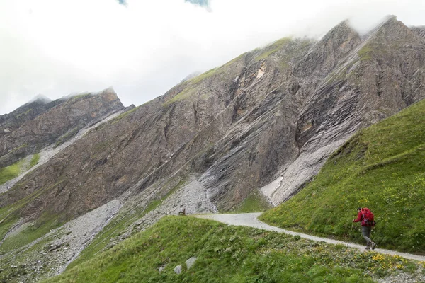 Alpinista Uma Estrada Cercada Por Montanhas Rochosas Nevoeiro Alpes Austríacos — Fotografia de Stock