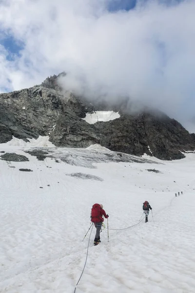 Alpinisté Zasněžené Trase Obklopeni Skalnatými Horami Mlze Rakouských Alpách Poblíž — Stock fotografie