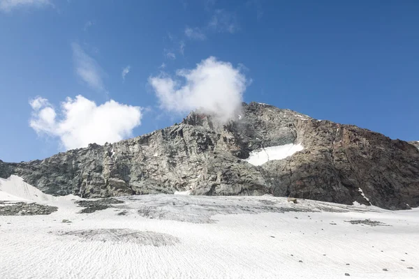 Widok Szczyt Skalny Grossglockner Mgle Chmury Najwyższą Górę Austriackich Alpach — Zdjęcie stockowe