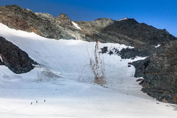 Une Équipe Alpinistes Sur Sentier Travers Glacier Dangereux Des Avalanches — Photo