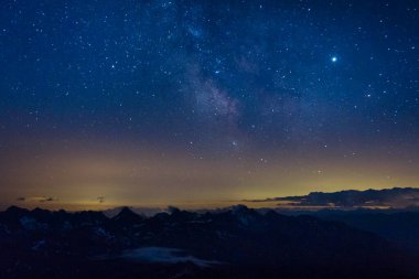 Avusturya Alpleri üzerinde gece gökyüzünde Samanyolu. Grossglockner kaya zirvesine giden yoldan, Kals am Grossglockner, Avusturya