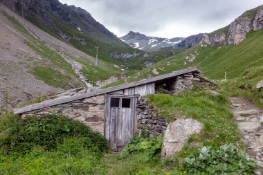 Grossglockner manzaralı eski bir çoban barınağı. Yürüyüş konsepti, dağlarda yolculuk, Kals am Grossglockner, Avusturya.