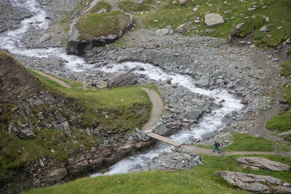 Turista Cruzando Río Través Pequeño Puente Los Alpes Austríacos Senderismo —  Fotos de Stock