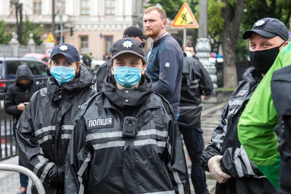 KYIV, UKRAINE - Haziran 05 2020: Covid-19 sırasındaki polis şiddetini protesto eden maskeli kadınlar
