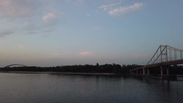 Pequeno Barco Navega Sob Ponte Pedonal Rio Dnipro Cidade Kiev — Vídeo de Stock