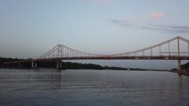 Trukhaniv島とウクライナのキエフ市Dnipro川の歩道橋でご覧ください ドニエプル川はヨーロッパの主要河川の一つであり ウクライナで最も長い川である — ストック動画