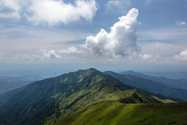 Nuvens Sobre Vista Montanha Verão Viajar Livre Conceito Vista Céu — Fotografia de Stock
