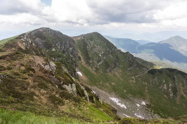 Landskapsutsikt Över Sommarbergen Med Klippor Och Snö Karpaterna Marmarosjtjyna Maramures — Stockfoto