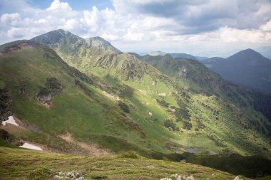 Popivan (Pip Ivan) dağ zirvesinin yaz panoramik manzaraları. Dramatik gökyüzünün açık hava konsepti. Karpatlar, Marmaroshchyna, Maramures, Ukrayna