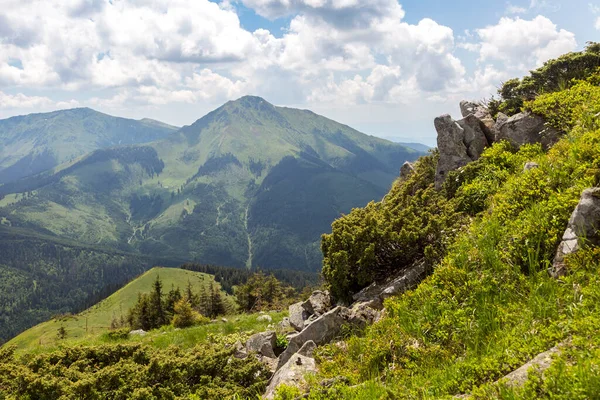 Όμορφη Θέα Του Βουνού Farcau Και Βράχια Της Neniska Mala — Φωτογραφία Αρχείου