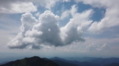 Dağlarda büyük bir bulutla dramatik mavi gökyüzü