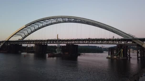 Construção Uma Nova Ponte Arco Através Rio Dnipro Dnieper Kiev — Vídeo de Stock