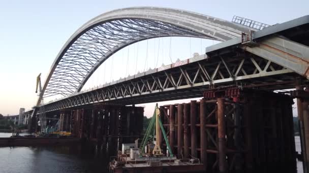 Construção Uma Nova Ponte Arco Através Rio Dnipro Dnieper Kiev — Vídeo de Stock