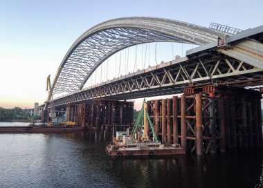 Dnipro (Dinyeper) Nehri, Kyiv, Ukrayna üzerinde yeni bir kemer köprüsü inşa edildi. Su üzerinde büyük bir altyapı tesisi.