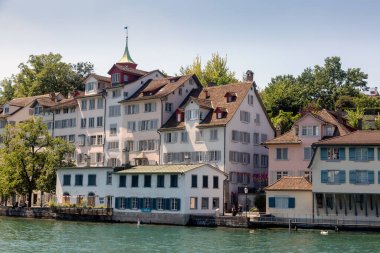 Zürih, İsviçre - 1 Ağustos 2019: Tarihi İsviçre kenti ve Limmat Nehri manzarası