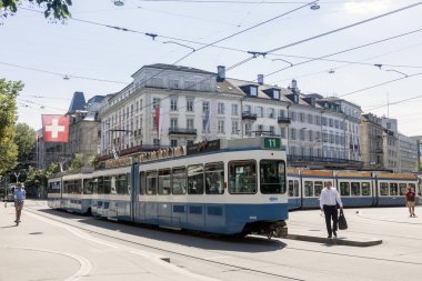 Zürih, İsviçre - 1 Ağustos 2019: Şehir sokaklarında toplu taşıma ve yoldan geçenler