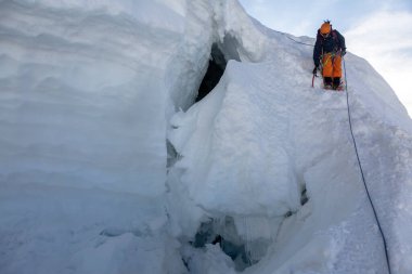 Fransız Alpleri, Chamonix-Mont-Blanc, Fransa 'da Mont-blanc du Tacul' a (üç atlı rota, üç ay) tırmanır.