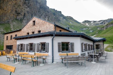 Avusturya Alplerinde Grossglockner kaya zirvesi yakınlarındaki Luckner-Haus veya Lucknerhutte