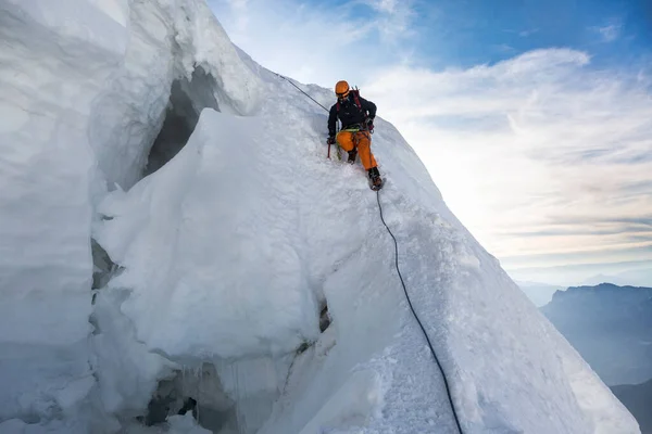 Chamonix-Mont-Blanc, Fransa - 04 Ağustos 2019: Fransız Alplerindeki Mont Blanc Dağı 'nın zirvesine tırmanan dağcılık.