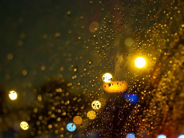 Chuva Cai Janela Carro Com Fundo Bokeh Luz Noite — Fotografia de Stock