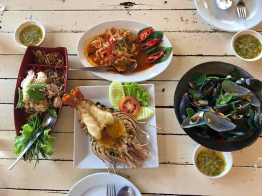 Bangkok, Tayland için öğle yemeği sırasında masada nefis deniz ürünleri çeşitli