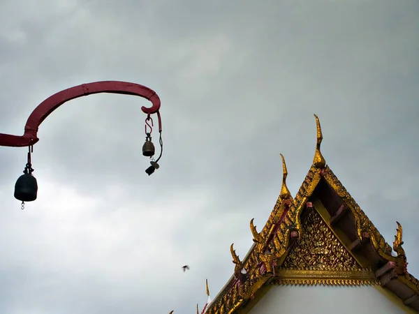 Cloche Sacrée Bouddhiste Suspendue Sous Pluie Avec Fond Nuageux Pluie — Photo