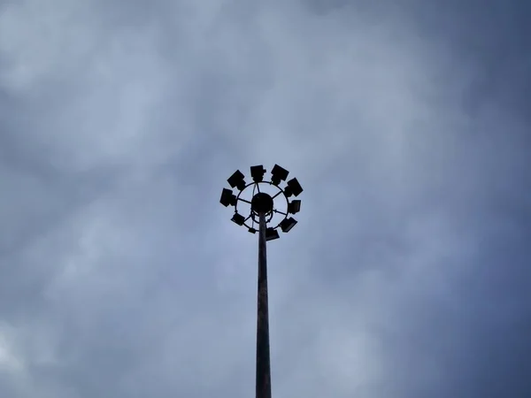 Puesto Luz Independiente Puerto Aéreo Bajo Cielo Nublado — Foto de Stock