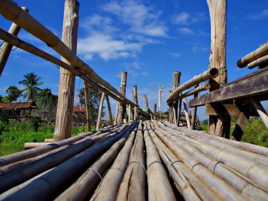 Kahve dükkanı bluesky bulut ile altında bölge arasında bağlamak bambu Köprüsü