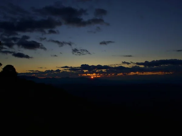 Llamarada Del Sol Que Emerge Nube Con Bosque Paisaje Montaña — Foto de Stock