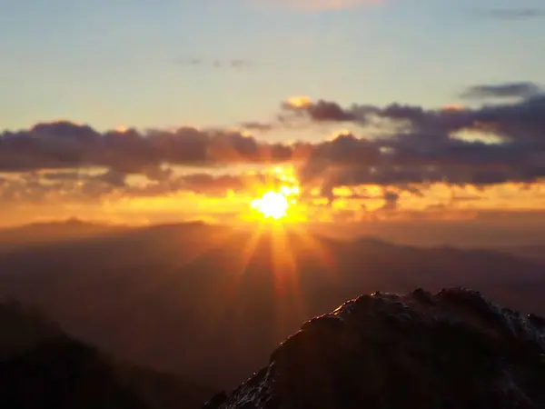 Primeiro Clarão Sol Que Emerge Céu Com Nuvem Névoa Madeira — Fotografia de Stock