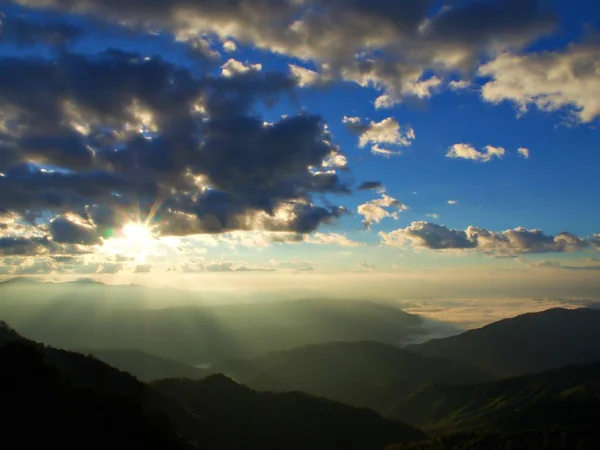 Uma Chama Luz Dentro Colud Que Brilha Uma Luz Dourada — Fotografia de Stock