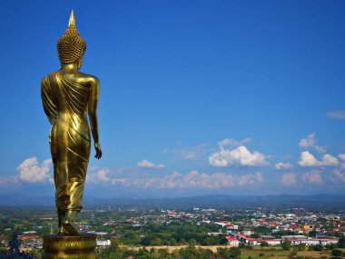 Öğleden sonra yan manzara mavi gökyüzü ve bulut Nan, Tayland at ile büyük Buda heykeli