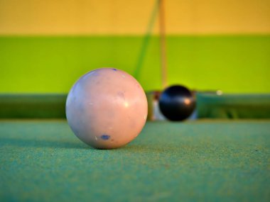 Sabah ışık arkadaki siyah Bilardo ve cue stick ile beyaz top