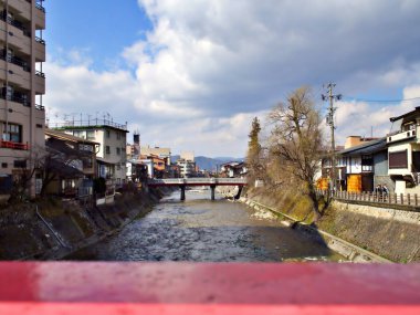 Takayama köprüsünden nehre bulut ve bluesky ile bahar mevsiminde çekilen bir manzara. Takayama küçük Kyoto olduğunu biliyor