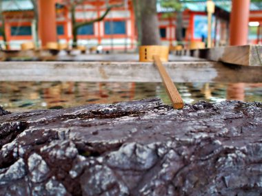 Japon tarzı Hean Tapınağı'nda havza taş kenarı ile Geleneksel bambu kepçe, Japonya