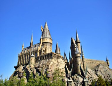 Manzara Osaka, Japonya bahar sabahı Universal Studio Japonya'da Hogwats kale vurdu