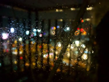 koridorda yağmur damlası ile gece bokeh bulanıklık