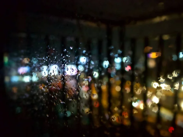 Chuva Cai Sobre Vidro Molhado Com Borrão Bokeh Fundo — Fotografia de Stock