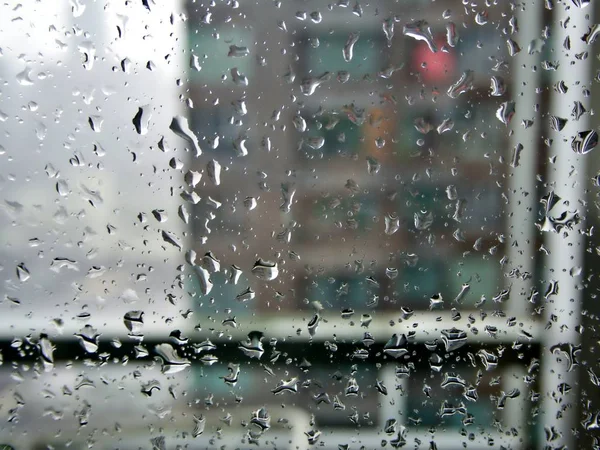 在模糊的走廊中聚焦窗户的雨滴 — 图库照片